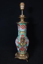 Lampe en porcelaine du Japon à décor polychrome de couples...