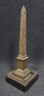 L'Obélisque de Louxor en bronze sur une terrasse carrée en...
