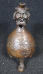 Pichet tripode en bronze de forme balustre à tête d'homme...
