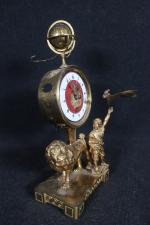 Curieuse pendule Louis XVI en bronze doré à décor d'un...