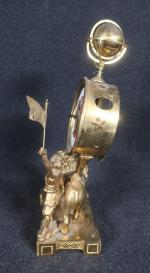 Curieuse pendule Louis XVI en bronze doré à décor d'un...