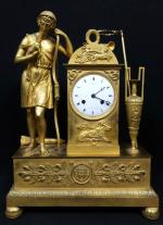 Pendule d'époque Restauration en bronze doré représentant un jeune chasseur...