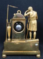 Pendule d'époque Restauration en bronze doré représentant un jeune chasseur...