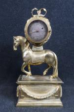 Pendulette de style Louis XVI en bronze doré en forme...