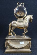 Pendulette de style Louis XVI en bronze doré en forme...