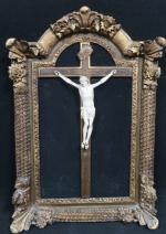 Christ en ivoire sculpté d'époque XVIII's. Haut. tête-pieds : 28,5...