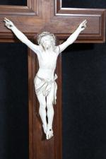 Christ en ivoire sculpté d'époque XIX's sur croix en palissandre....