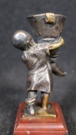 Porte-allumettes en bronze deux tons représentant le Petit Poucet portant...