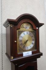Horloge de parquet moderne style anglais. Haut : 192 cm...