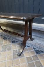 Table basse style anglais, pieds griffes en bronze. Long :...