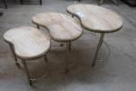 Trois tables gigogne de forme rognon en albâtre, montures en...