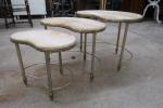 Trois tables gigogne de forme rognon en albâtre, montures en...