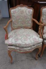 Suite de quatre fauteuils de style Louis XV en bois...
