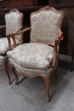 Suite de quatre fauteuils de style Louis XV en bois...