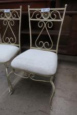 Paires de chaises en fer forgé assises tissu blanc (usures°