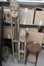 Lot de deux colonnes range CD formant statuettes africaines en...