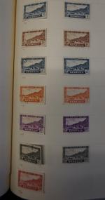 Lot de 10 classeurs + 1 cahier de timbres des...