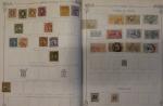 3 classeurs de timbres du Monde, beaucoup d'anciens. A trier