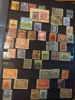 3 classeurs de timbres du Monde, beaucoup d'anciens. A trier