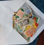 Boite contenant 80 enveloppes et pochettes de timbres des colonies...