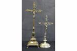 Deux crucifix de chevet en laiton et métal argenté