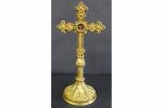 Crucifix de chevet en métal doré d'époque néo-gothique à décor