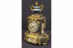Pendule de style Louis XVI en bronze doré à décor...