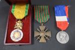 France Lot de 3 décorations, dont Médaille militaire. Rubans.
