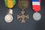 France Lot de 3 décorations, dont Médaille militaire. Rubans.