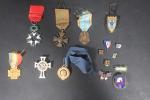 France Lot : 4 décorations, 2 insignes militaires, 8 insignes de...