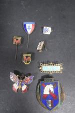 France Lot : 4 décorations, 2 insignes militaires, 8 insignes de...