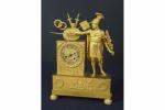 Pendule d'époque Empire en bronze doré à décor d'un général...