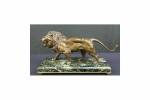 Lion marchant. Sujet en bronze patiné sur socle en marbre...