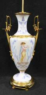 Lampe en porcelaine à décor polychrome d'une femme à l'antique...