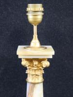 Pied de lampe en forme de colonne corinthienne en onyx...
