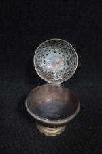 Boule à éponge en laiton repercé d'époque XVIII's, gravé d'un...