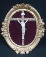 Crucifix en ivoire sculpté d'époque XVIII's. Haut. tête-pieds : 22,5...