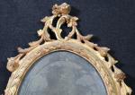 Miroir de forme médaillon en verre gravé de la Sainte...