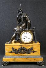 Pendule d'époque Empire en bronze patiné à décor d'un guerrier...
