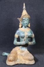 THAILANDE : Divinité assise en bronze à patine verte et...