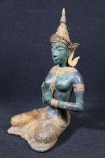 THAILANDE : Divinité assise en bronze à patine verte et...