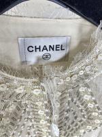 CHANEL - Fine veste chemisier coloris écru avec perles collection...