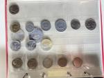 NUMISMATIQUE - important classeur contenant 184 pièces de monnaies diverses...