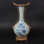 Vase balustre en porcelaine céladon à décor floral en camaïeu...