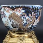 Importante coupe couverte en porcelaine du Japon à décor Imari...