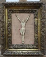 Crucifix en ivoire, travail d'Art populaire, cadre en bois doré...