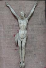 Crucifix en ivoire, travail d'Art populaire, cadre en bois doré...