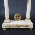 Pendule portique d'époque Empire en marbre blanc, ornements de bronze...