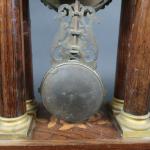 Pendule portique d'époque Charles X en placage de palissandre marqueté...