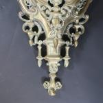 Cartel d'applique en bronze de style néo-gothique, cartouches émaillés. Haut....